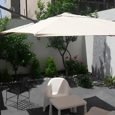 לינה וארוחת בוקר Lemon Tree 3*